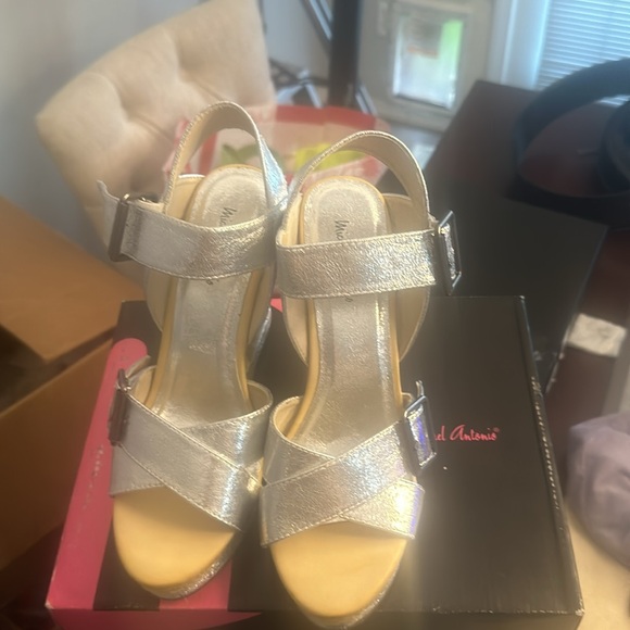 Michael Antonio Women's "Gladwinn" Silver Double Buckle Strappy Wedge Size 10M - Picture 2 of 4